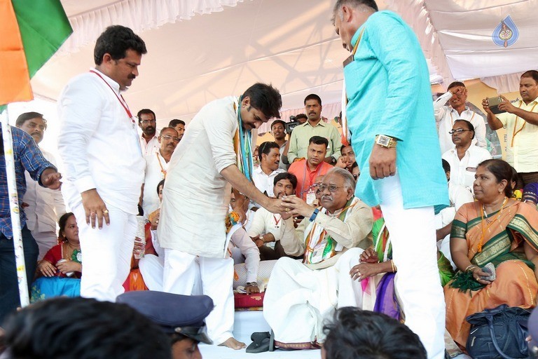 Pawan Kalyan at Cheneta Garjana - 4 / 7 photos