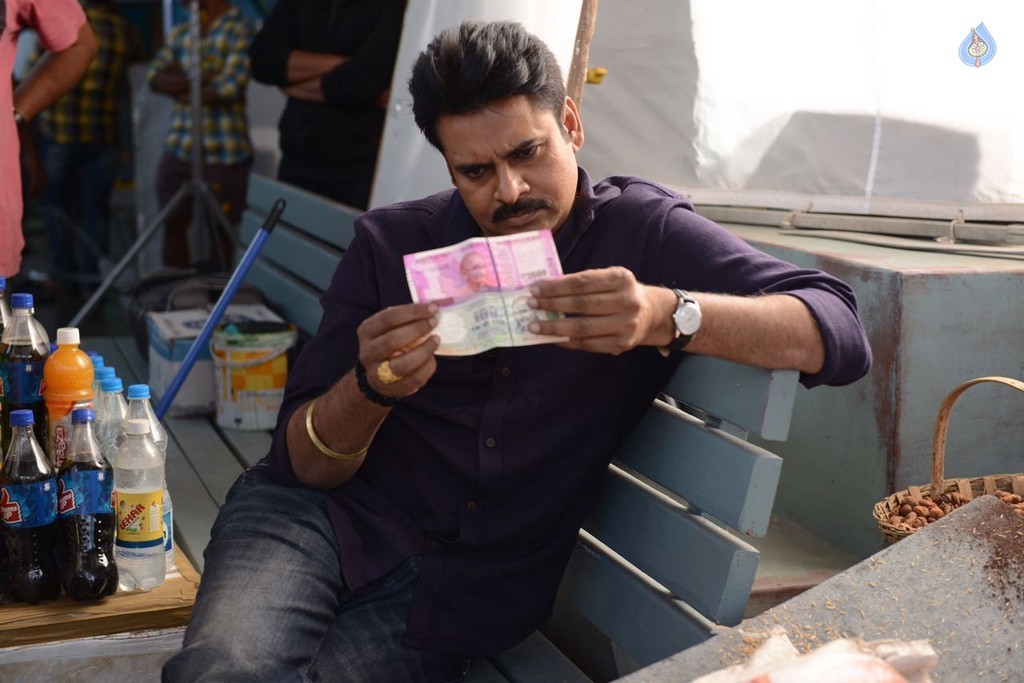 Pawan Kalyan Checking Rs 2000 Note - 1 / 6 photos