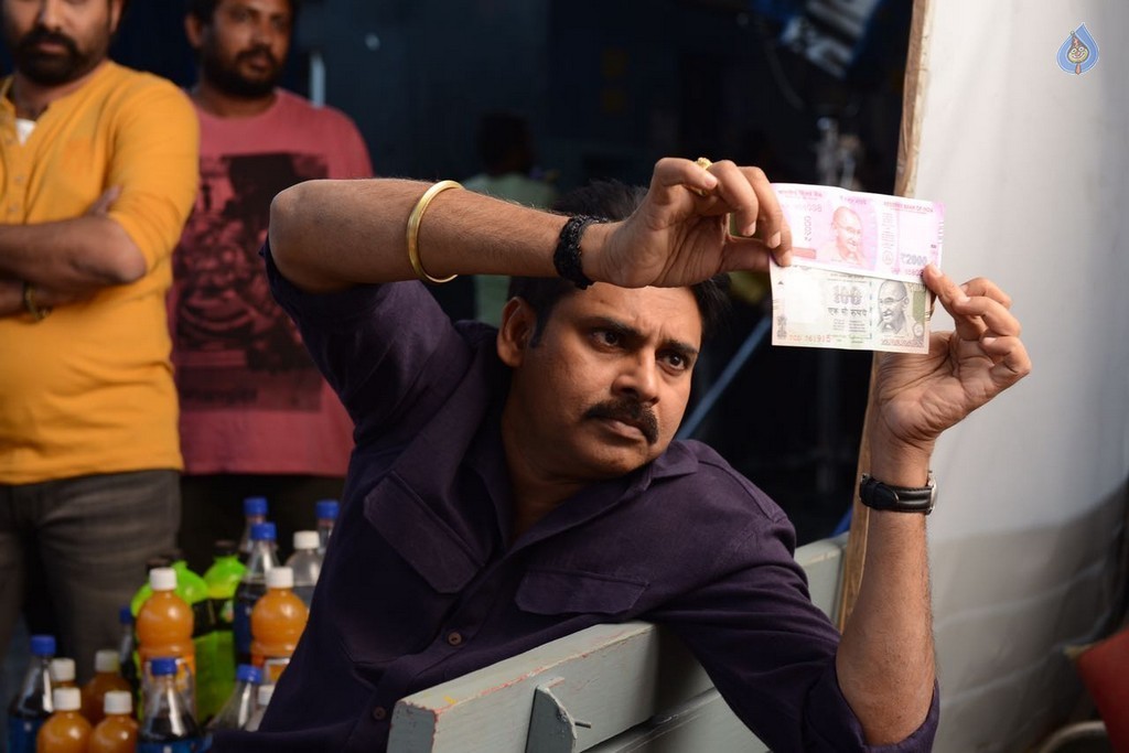 Pawan Kalyan Checking Rs 2000 Note - 3 / 6 photos