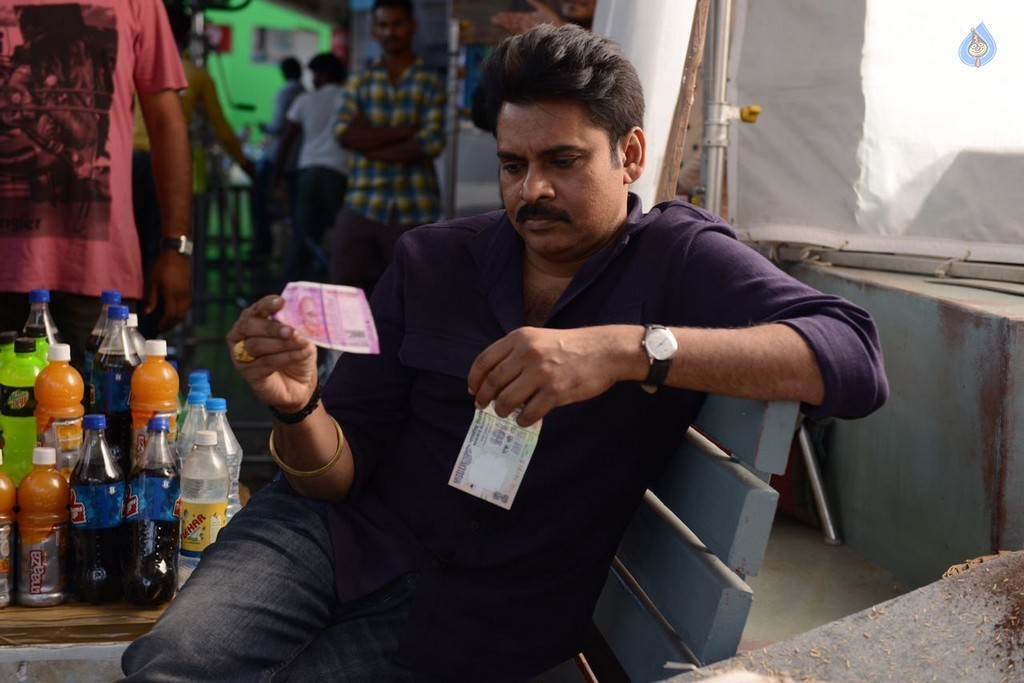 Pawan Kalyan Checking Rs 2000 Note - 5 / 6 photos