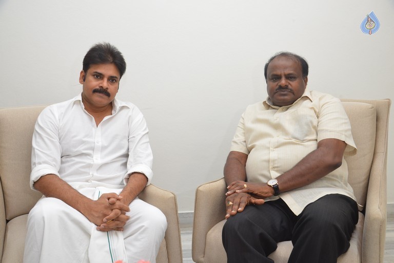 Karnataka ex CM Kumaraswamy Meets Pawan Kalyan  - 5 / 8 photos