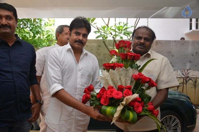 Karnataka ex CM Kumaraswamy Meets Pawan Kalyan  - 8 / 8 photos
