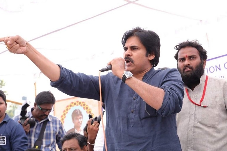 Pawan Kalyan Meet With DCI Employees At Visakhapatnam - 2 / 4 photos