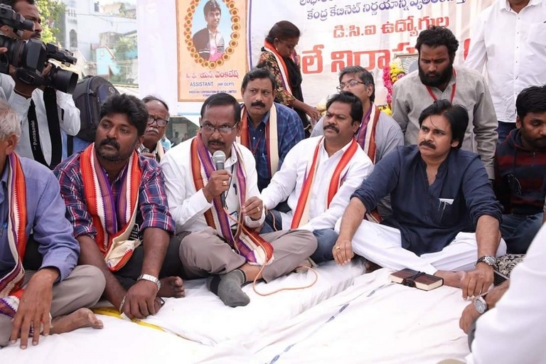 Pawan Kalyan Meet With DCI Employees At Visakhapatnam - 3 / 4 photos