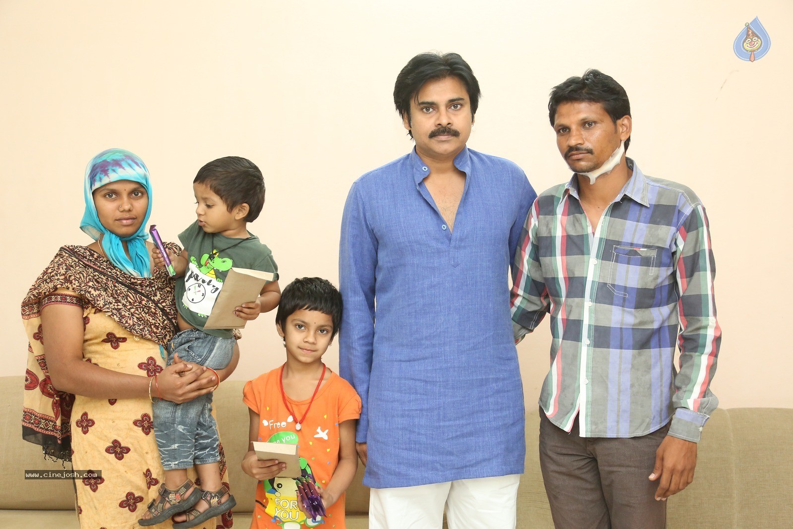 Pawan Kalyan Meets His Fan Karuna Srinivas - 5 / 30 photos