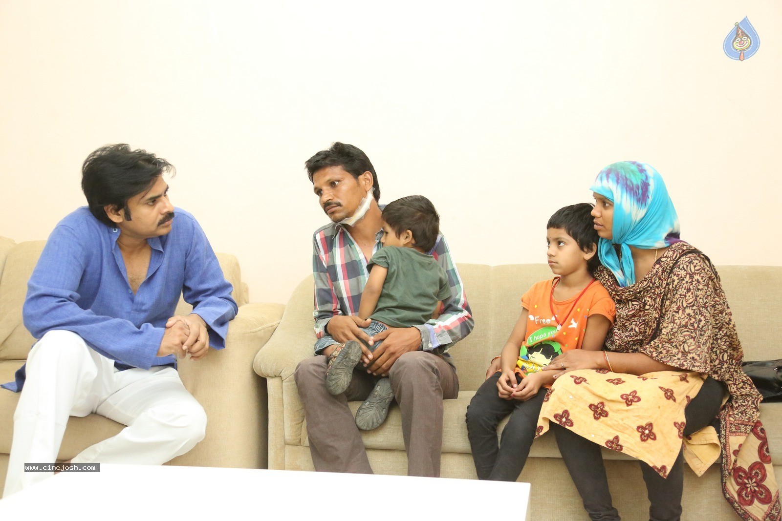 Pawan Kalyan Meets His Fan Karuna Srinivas - 7 / 30 photos