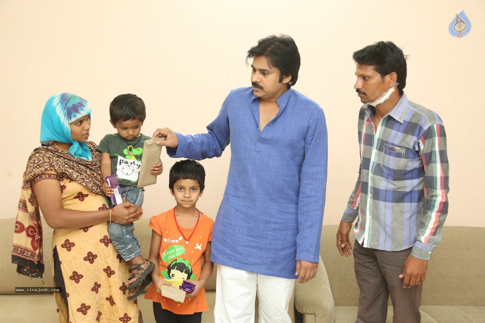 Pawan Kalyan Meets His Fan Karuna Srinivas - 8 / 30 photos