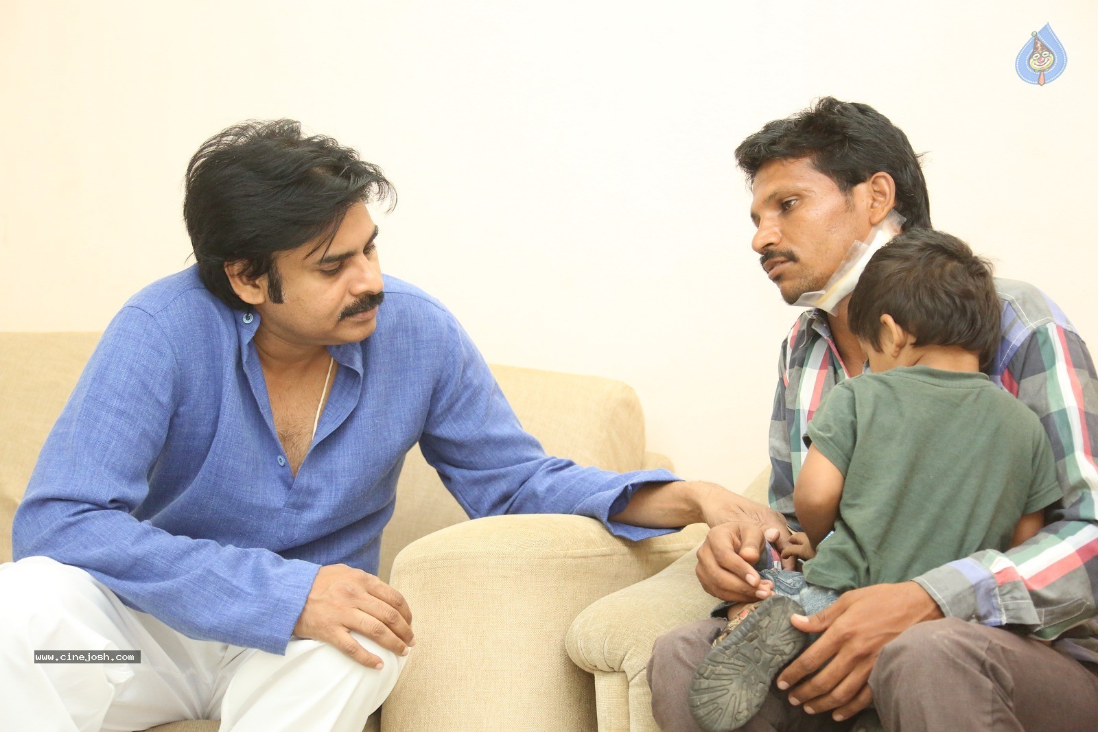 Pawan Kalyan Meets His Fan Karuna Srinivas - 11 / 30 photos