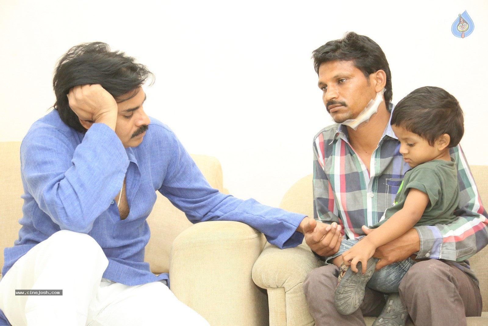 Pawan Kalyan Meets His Fan Karuna Srinivas - 13 / 30 photos