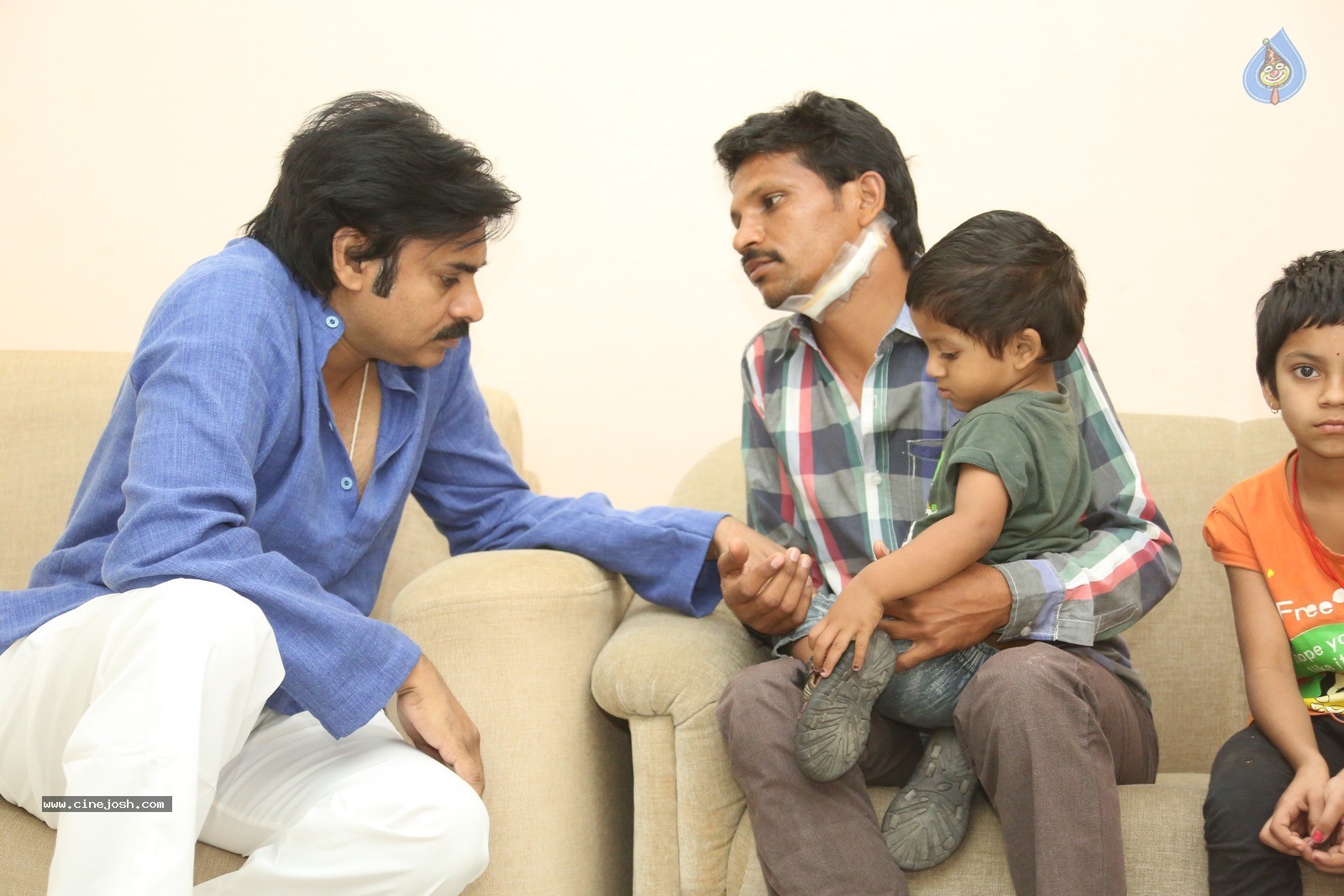 Pawan Kalyan Meets His Fan Karuna Srinivas - 14 / 30 photos