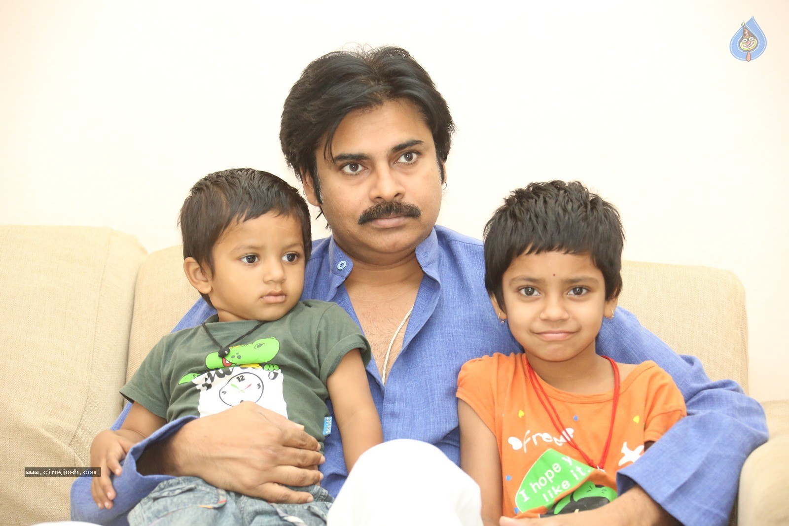 Pawan Kalyan Meets His Fan Karuna Srinivas - 17 / 30 photos