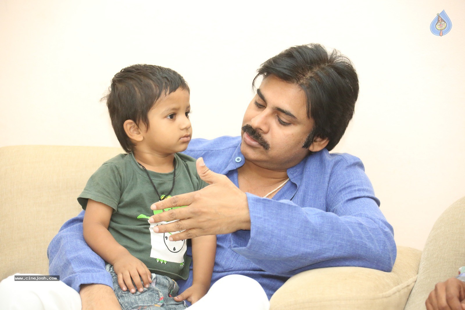 Pawan Kalyan Meets His Fan Karuna Srinivas - 18 / 30 photos