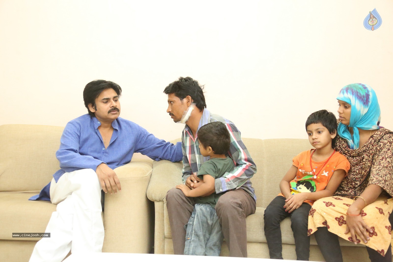 Pawan Kalyan Meets His Fan Karuna Srinivas - 19 / 30 photos