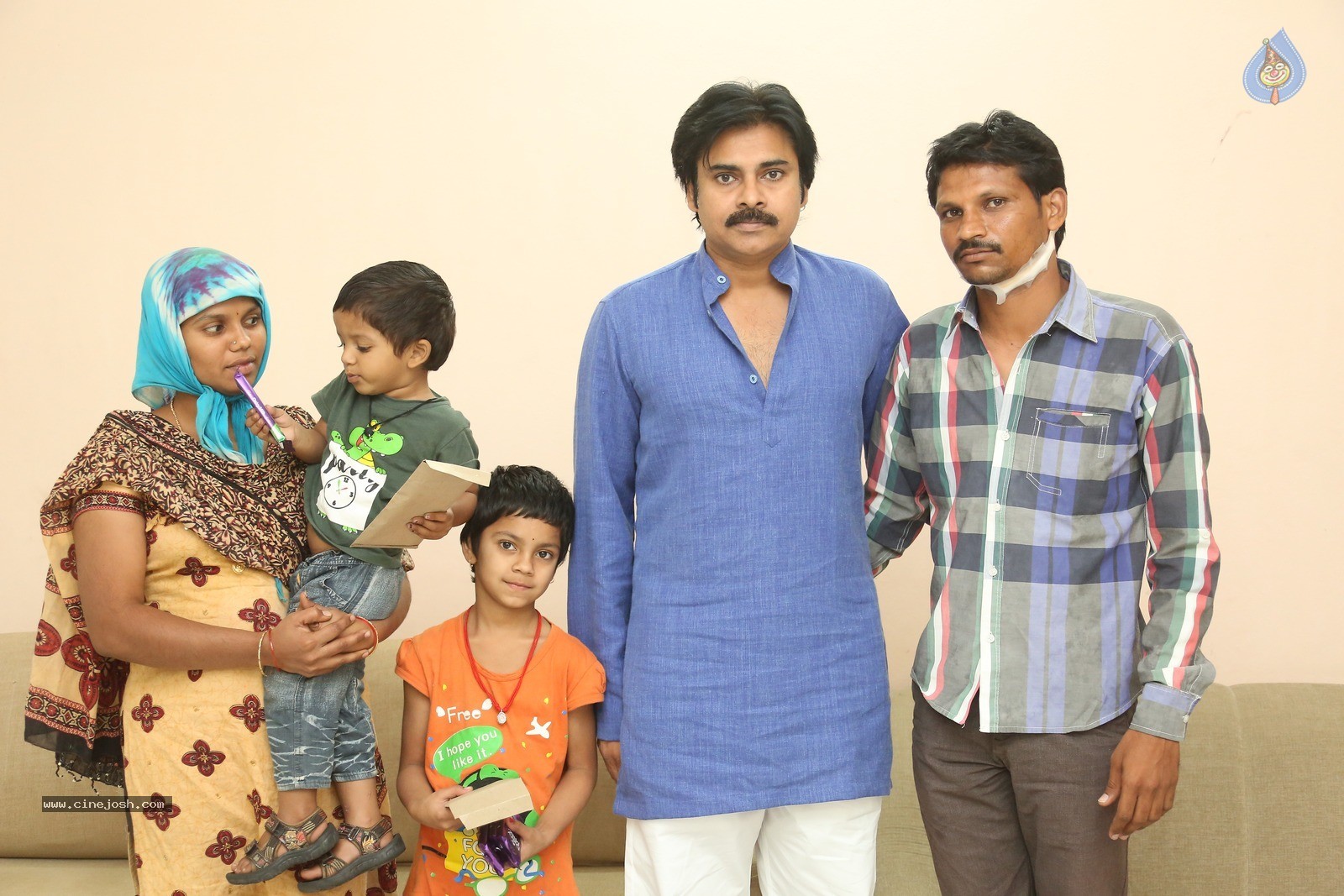 Pawan Kalyan Meets His Fan Karuna Srinivas - 20 / 30 photos