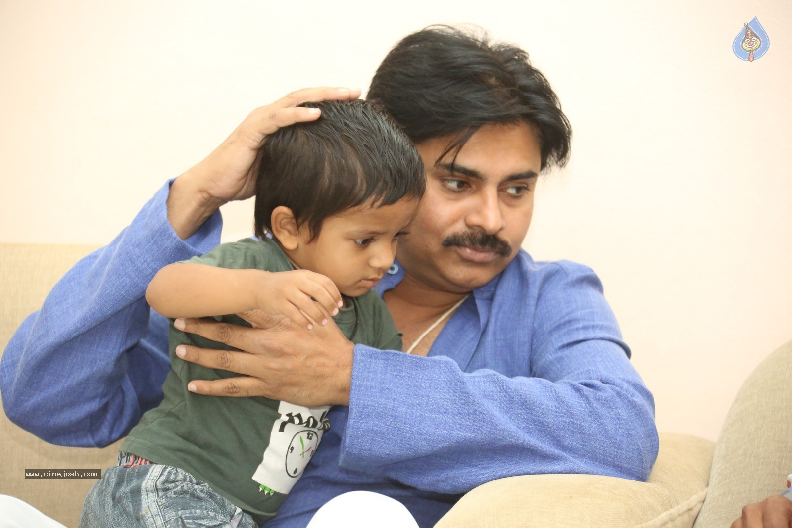 Pawan Kalyan Meets His Fan Karuna Srinivas - 21 / 30 photos