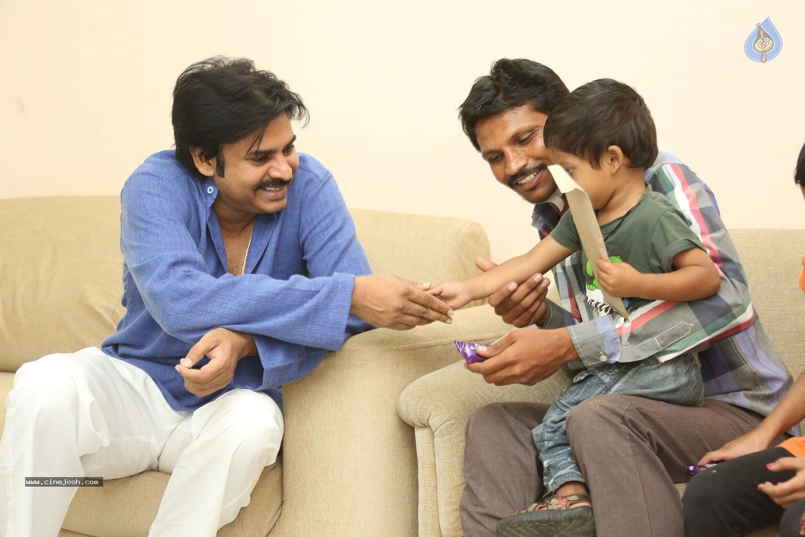 Pawan Kalyan Meets His Fan Karuna Srinivas - 23 / 30 photos