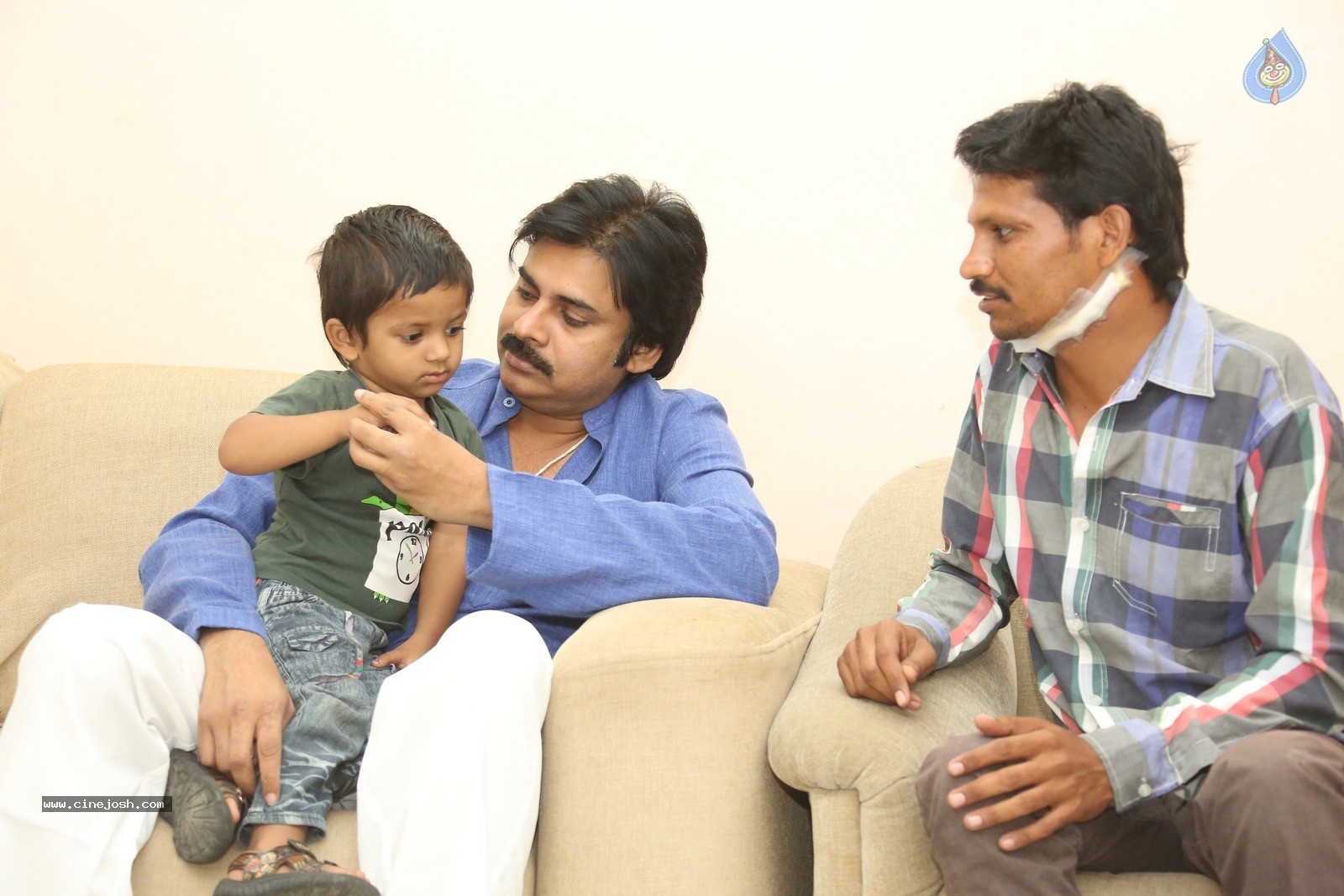 Pawan Kalyan Meets His Fan Karuna Srinivas - 26 / 30 photos