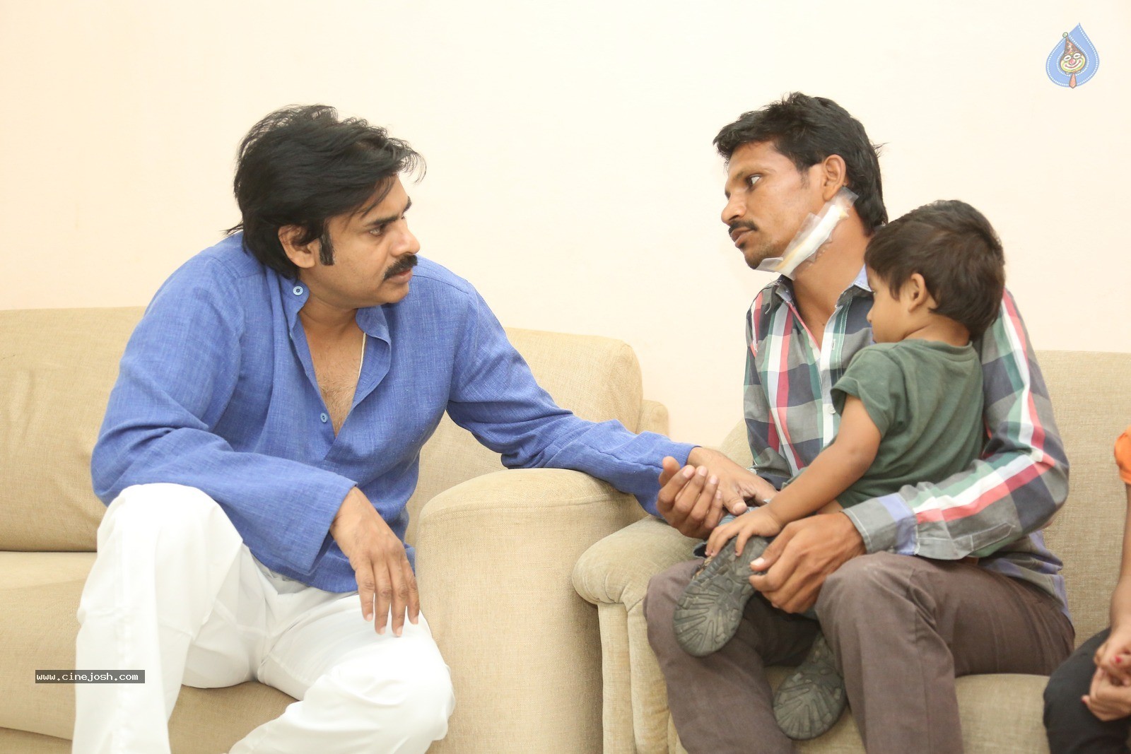 Pawan Kalyan Meets His Fan Karuna Srinivas - 29 / 30 photos