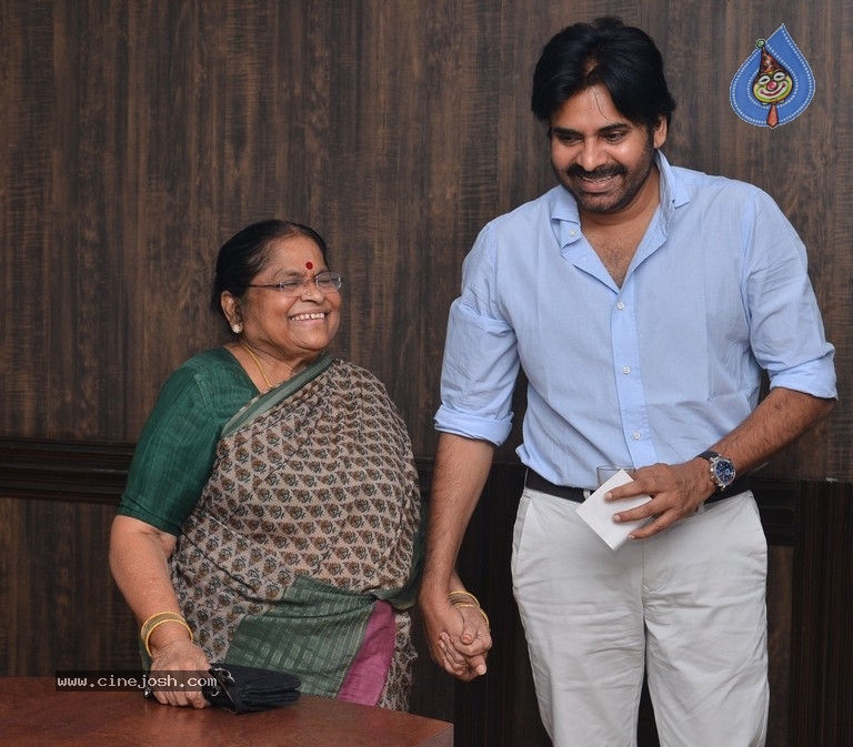 Pawan Kalyans Mom Donates for Janasena - 2 / 21 photos