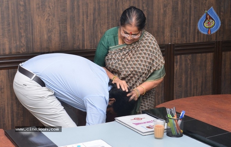 Pawan Kalyans Mom Donates for Janasena - 4 / 21 photos