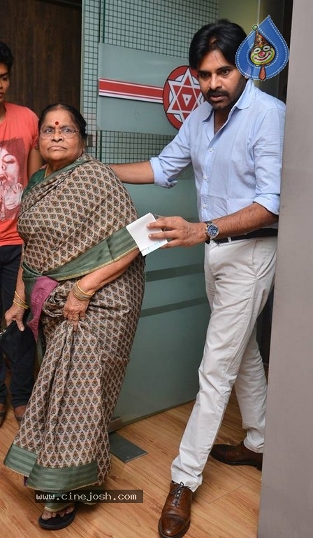 Pawan Kalyans Mom Donates for Janasena - 10 / 21 photos