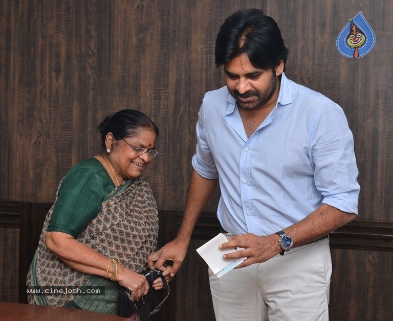 Pawan Kalyans Mom Donates for Janasena - 12 / 21 photos