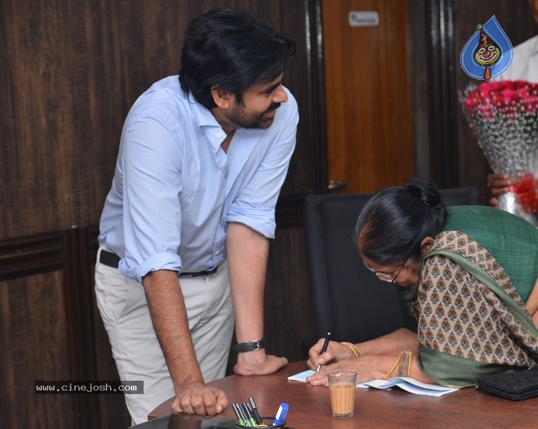 Pawan Kalyans Mom Donates for Janasena - 15 / 21 photos