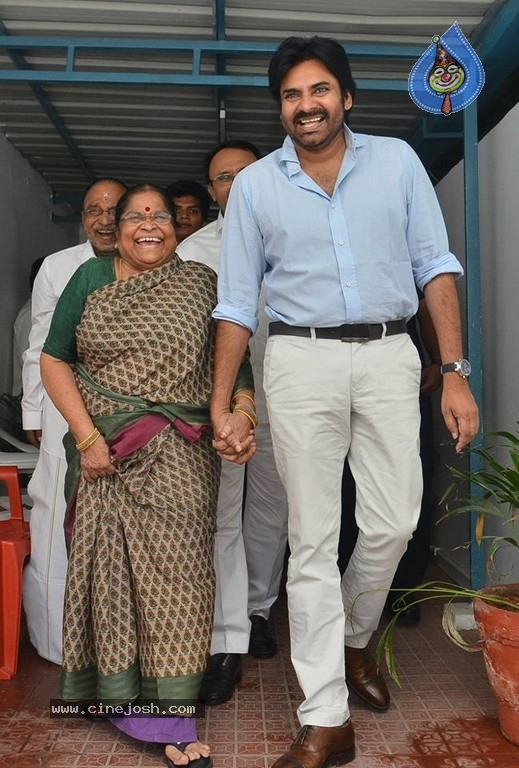 Pawan Kalyans Mom Donates for Janasena - 17 / 21 photos