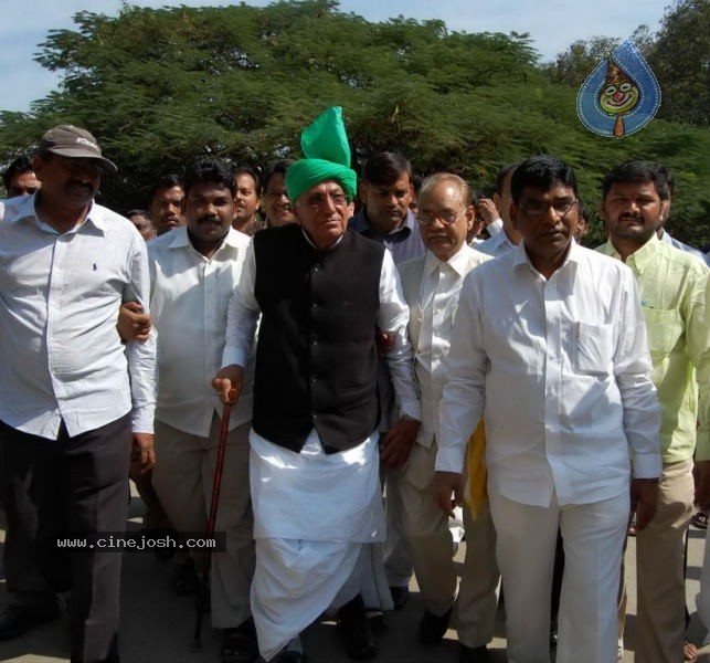 Political Leaders Meets Babu In NIMS - 32 / 39 photos