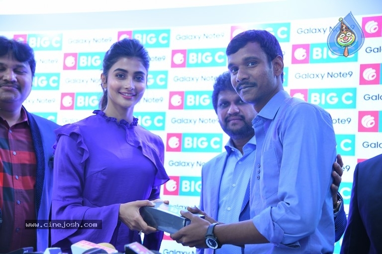 Pooja Hegde Launches Samsung Galaxy Note 9 Mobile - 7 / 26 photos