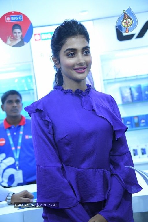 Pooja Hegde Launches Samsung Galaxy Note 9 Mobile - 9 / 26 photos