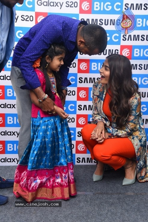 Pooja Hegde Launches Samsung Galaxy S20 - 15 / 50 photos