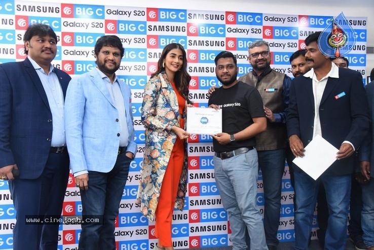 Pooja Hegde Launches Samsung Galaxy S20 - 26 / 50 photos