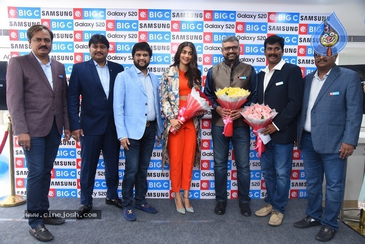 Pooja Hegde Launches Samsung Galaxy S20 - 28 / 50 photos