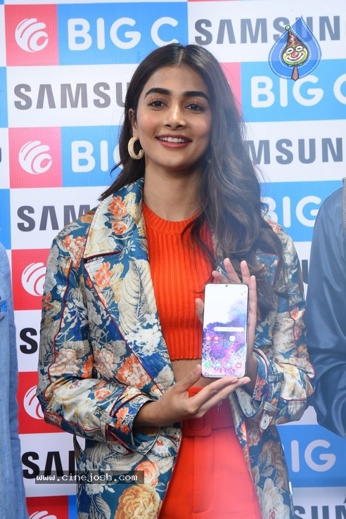 Pooja Hegde Launches Samsung Galaxy S20 - 31 / 50 photos
