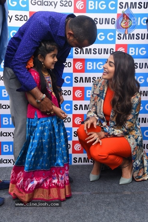 Pooja Hegde Launches Samsung Galaxy S20 - 35 / 50 photos