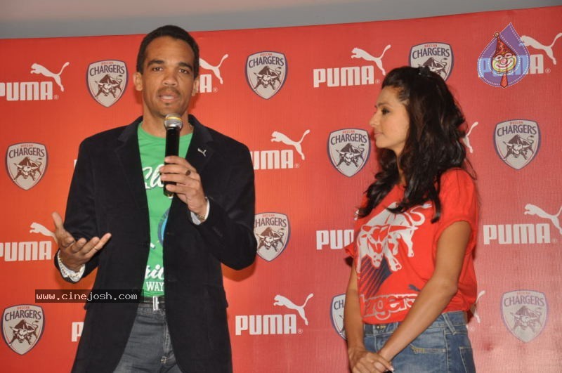 Puma Unveils Deccan Chargers Team Jersy and Fanwear - 16 / 79 photos