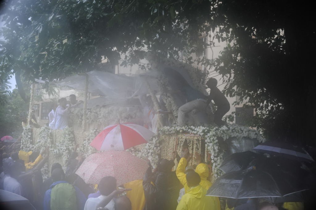 Rajesh Khanna Final Journey - 10 / 47 photos