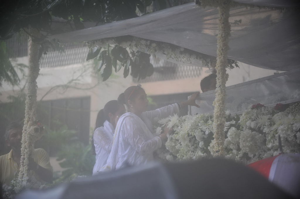 Rajesh Khanna Final Journey - 12 / 47 photos