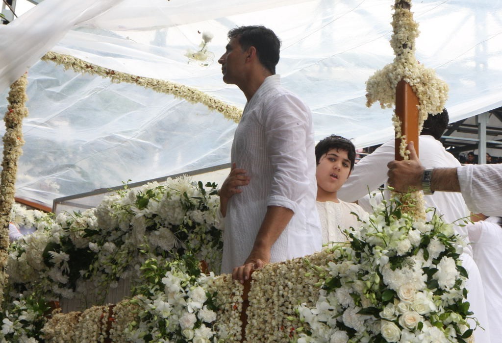 Rajesh Khanna Final Journey - 20 / 47 photos