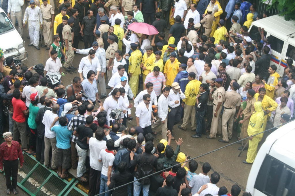 Rajesh Khanna Final Journey - 43 / 47 photos