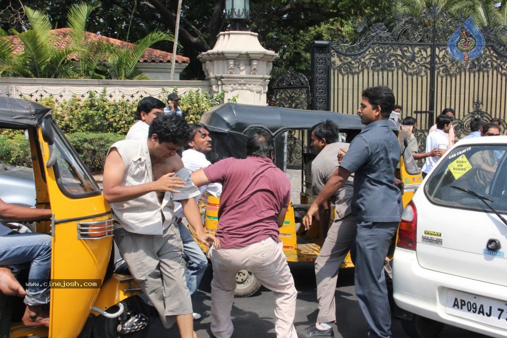 Ram Charan Assaults Car Driver - 2 / 28 photos