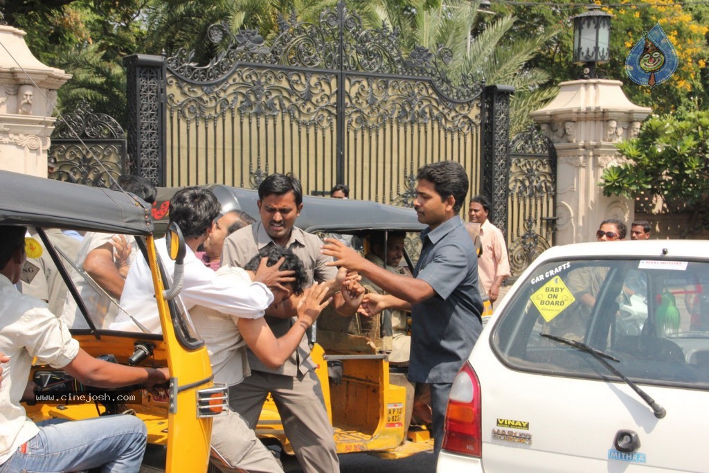 Ram Charan Assaults Car Driver - 4 / 28 photos