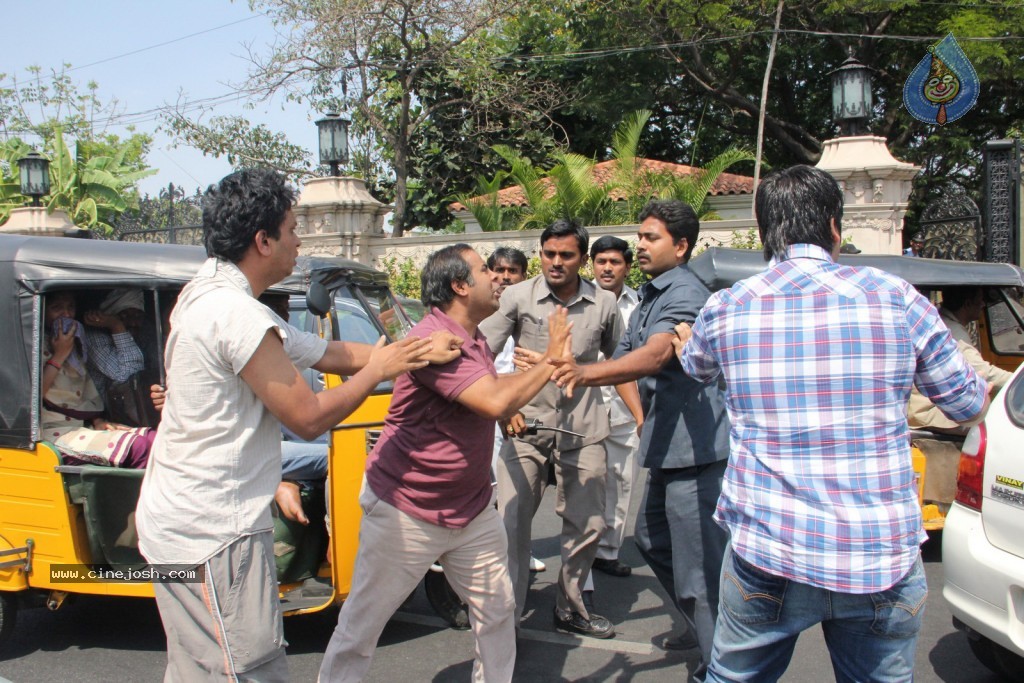 Ram Charan Assaults Car Driver - 5 / 28 photos