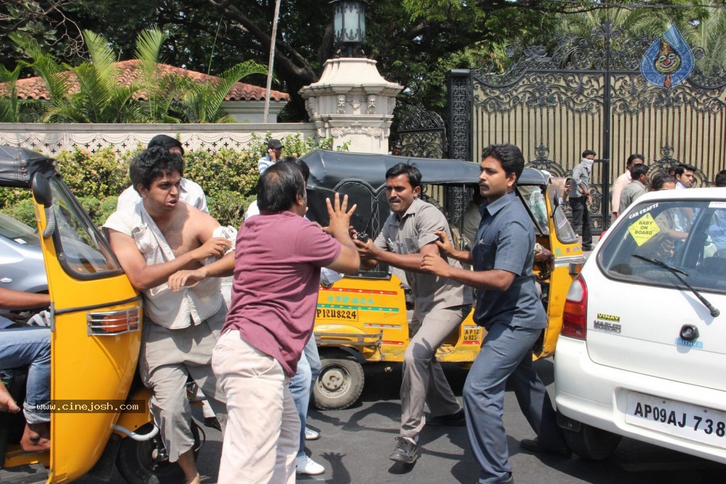 Ram Charan Assaults Car Driver - 6 / 28 photos