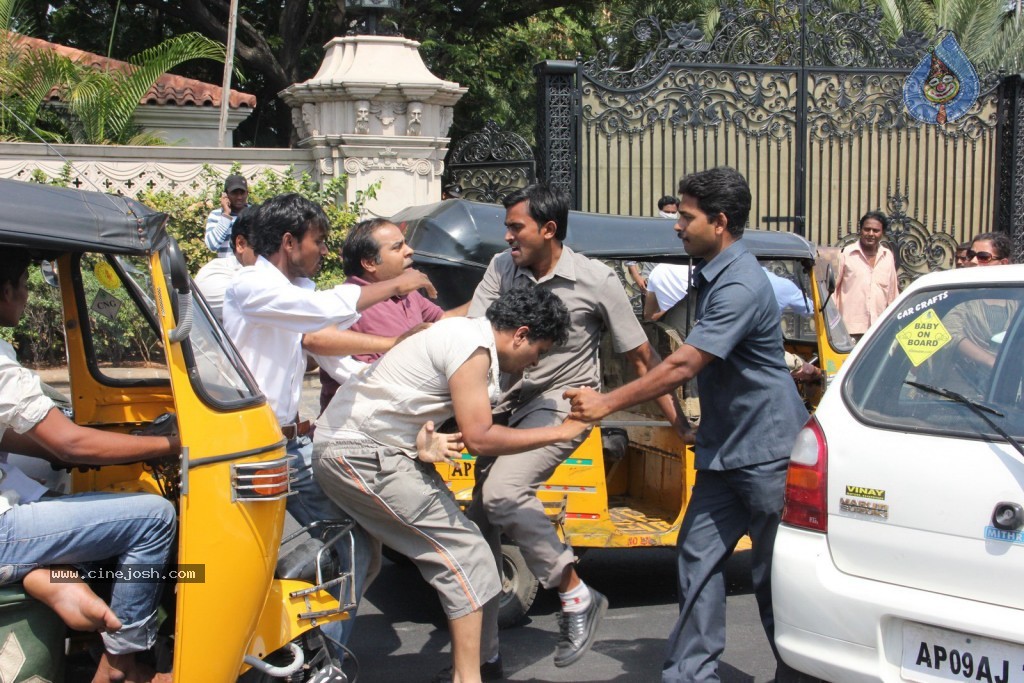 Ram Charan Assaults Car Driver - 7 / 28 photos