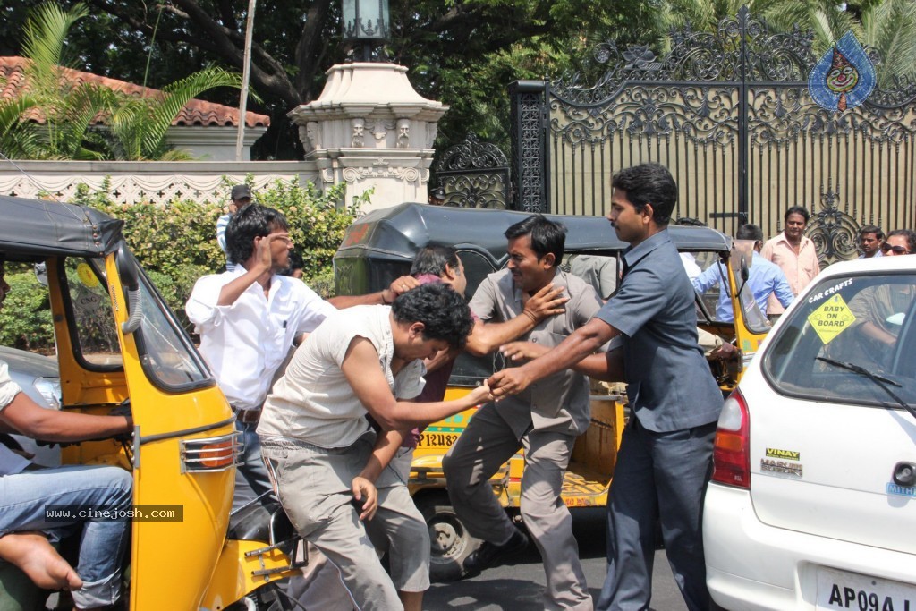 Ram Charan Assaults Car Driver - 9 / 28 photos
