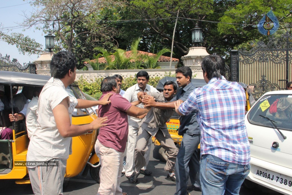 Ram Charan Assaults Car Driver - 10 / 28 photos