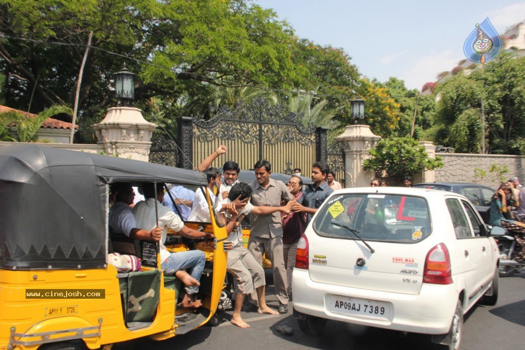 Ram Charan Assaults Car Driver - 11 / 28 photos