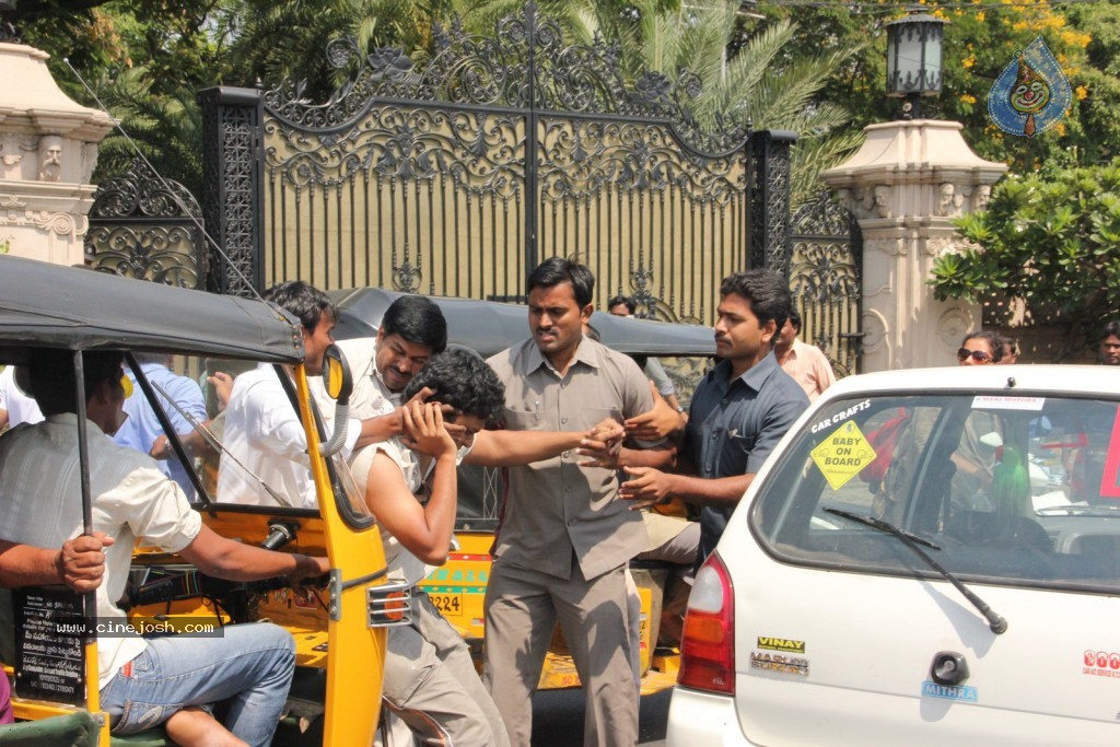 Ram Charan Assaults Car Driver - 12 / 28 photos
